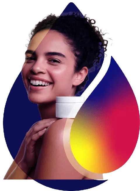 Modelo apresentando embalagem cosmética